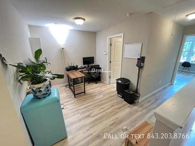 Building Photo - Spacious 2 Bedroom Townhouse in Gated Comm...