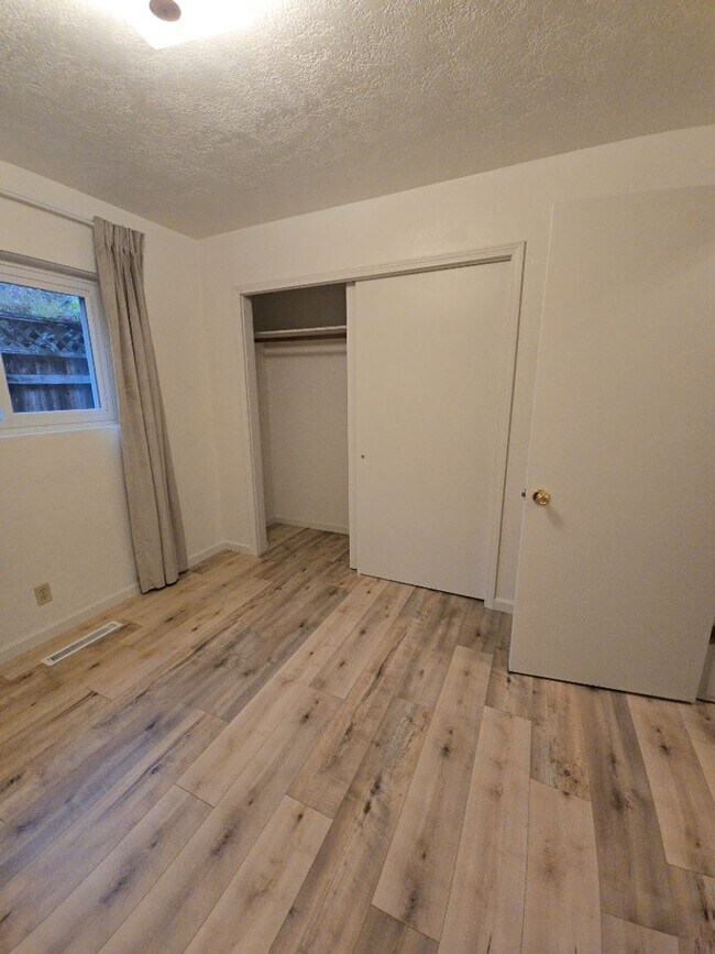 Building Photo - Spacious 4 Bedroom, 2 Bathroom Jacksonville Home