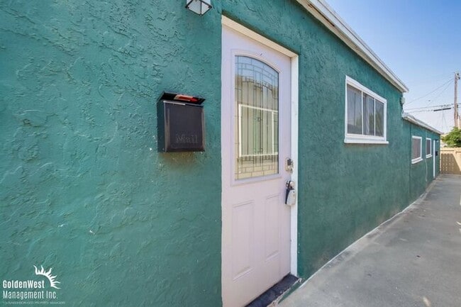 Building Photo - Updated 2Bdm 1Ba Apartment in Point Loma Heights!