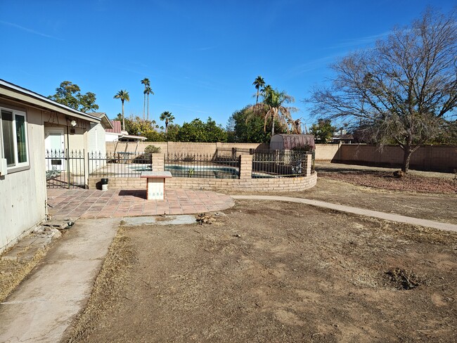 Building Photo - 3807 E Poinsettia Dr