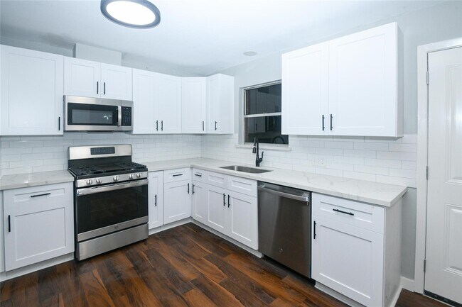 Building Photo - 204 E 18th St