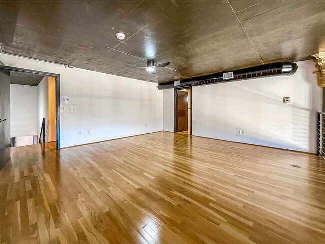 Building Photo - 1005 S Shepherd Dr