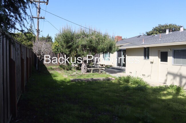 Building Photo - Wonderful three bedroom home in Monterey Park area of South Salinas