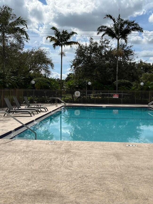 Building Photo - 1453 Lake Crystal Dr