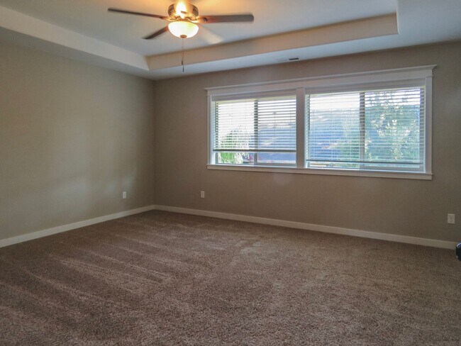 Building Photo - 5 Bedroom 3 Bathroom home available in New...