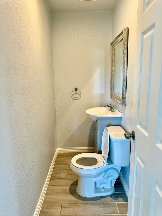 Building Photo - 2618 Creekview Dr