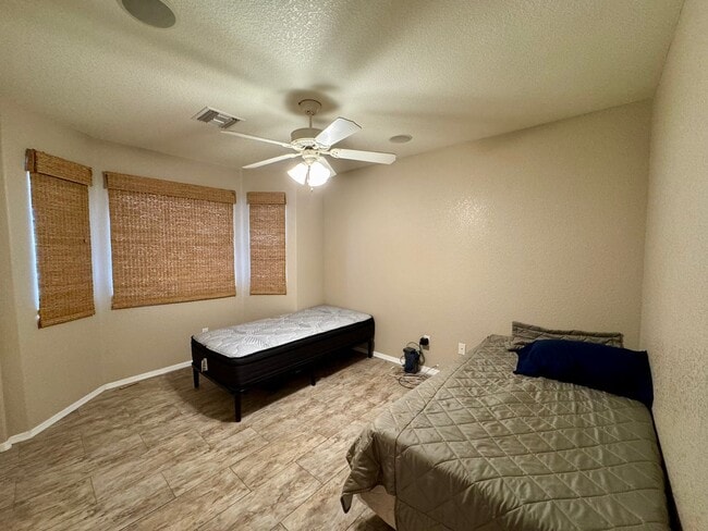 Building Photo - Don't miss this beutiful home with a  pool and mountain views