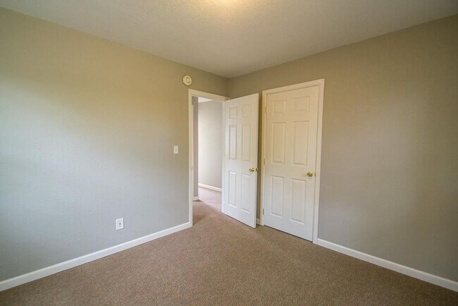 Building Photo - 2887 Moorhead Ave