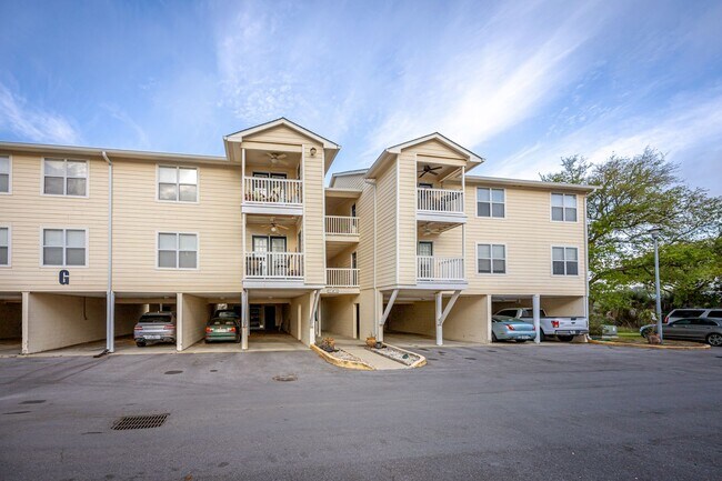 Building Photo - Harbor Landing rental with boat slip, great amenities, and a gated waterfront community lifestyle.