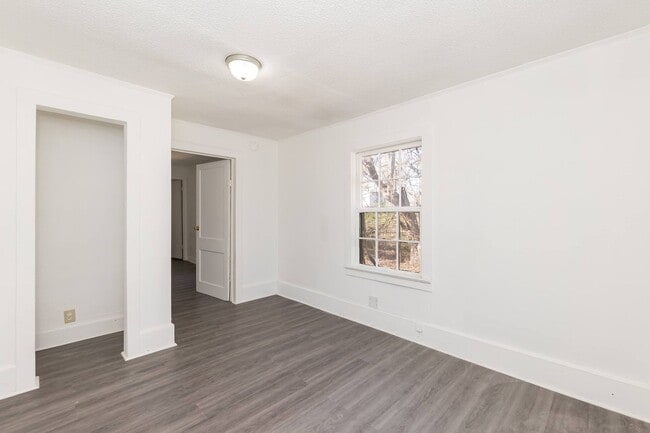 Building Photo - Three Bedroom Home!