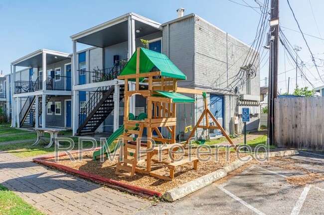 Building Photo - 1800 N Wayside Dr