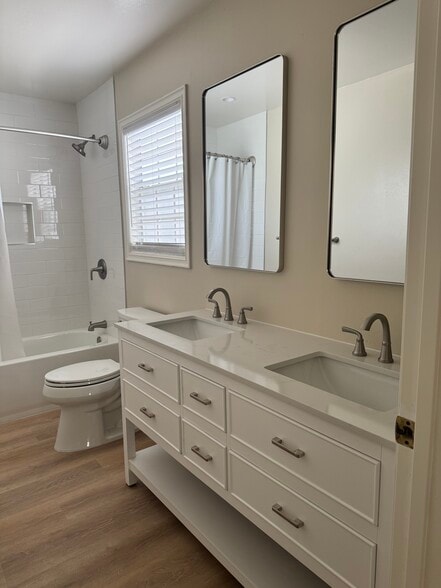 Second floor bathroom with bathtub - 18850 Hatteras St