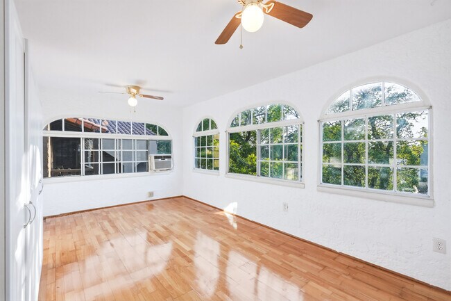 Building Photo - 1284 S Cloverdale Ave