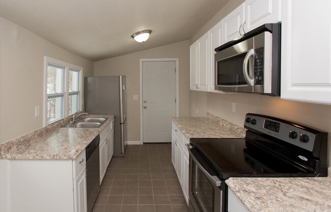 Building Photo - Beautiful 3 Bedroom 1 Bath Home - Pyramid ...