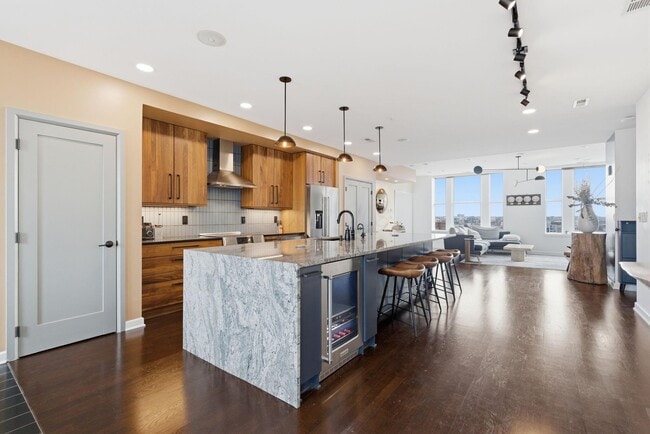 Building Photo - 145 N High St