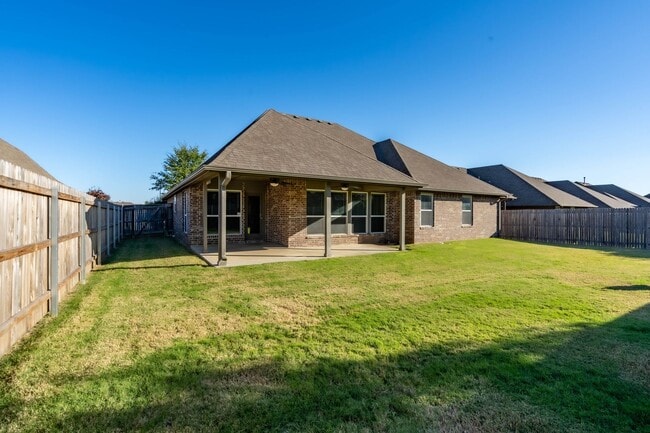 Building Photo - 3 Bed 2 Bath With Office in Tulsa