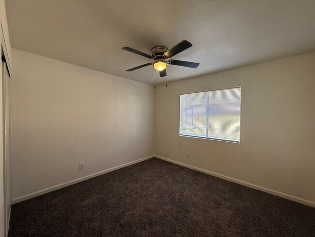 Building Photo - Palmdale 2 Bedroom