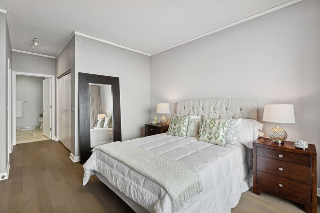 Building Photo - 1901 S Calumet Ave