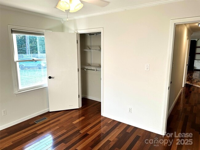 Building Photo - 2054 Hickory Hills Dr