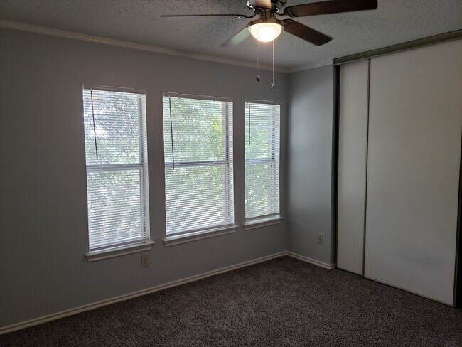 Building Photo - 425 Twin Point Creek
