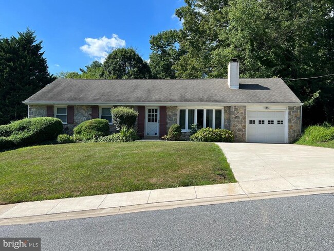 Building Photo - 319 Meetinghouse Ln