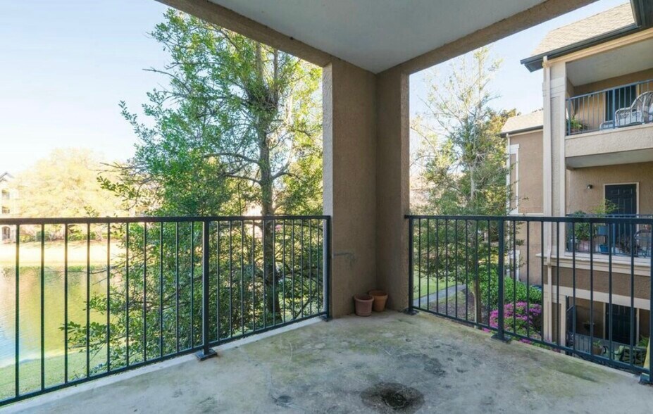 Private balcony with beautiful view of pond - 10961 Burnt Mill Rd