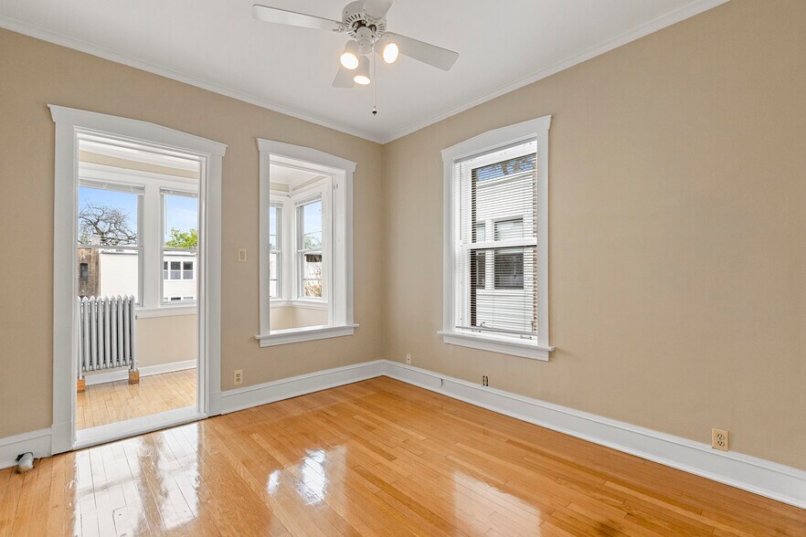 Building Photo - 6645 N Greenview Ave
