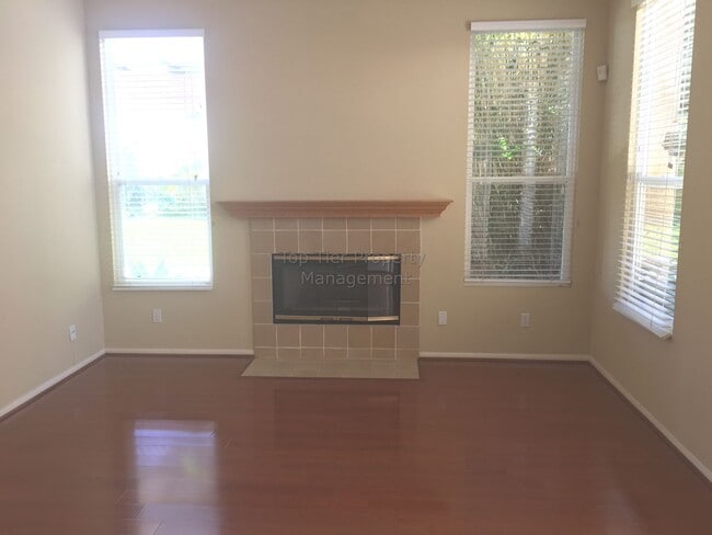 Building Photo - ***Beautiful 4 bed / 3 bath / 2,913 sqft H...