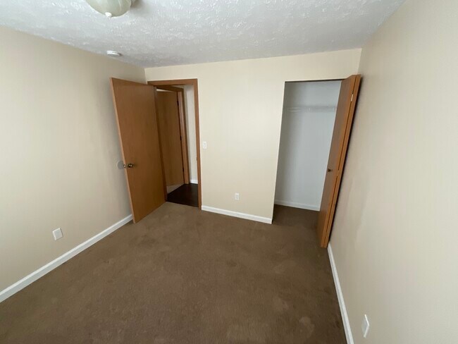 3 Bedroom Townhome - Valley View Apartments
