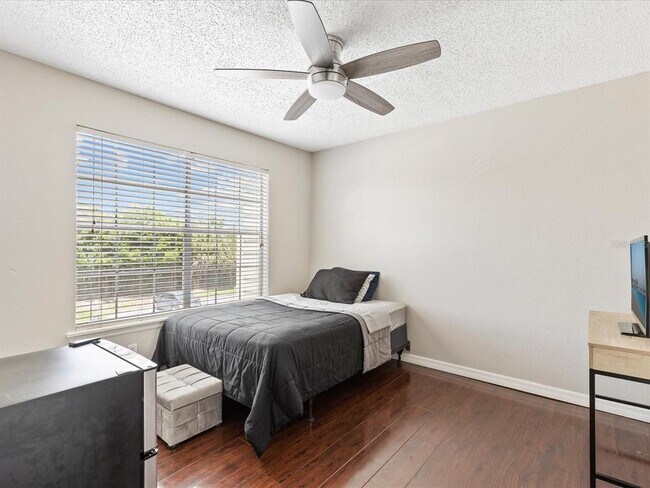 Building Photo - 2550 N Alafaya Trail