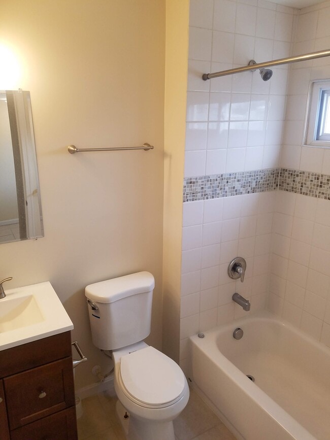 Building Photo - 1107 Penn St NE