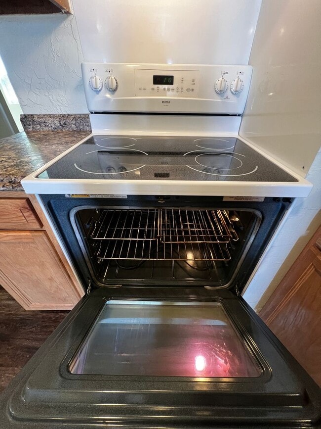 Building Photo - 2BD/1 BA Duplex