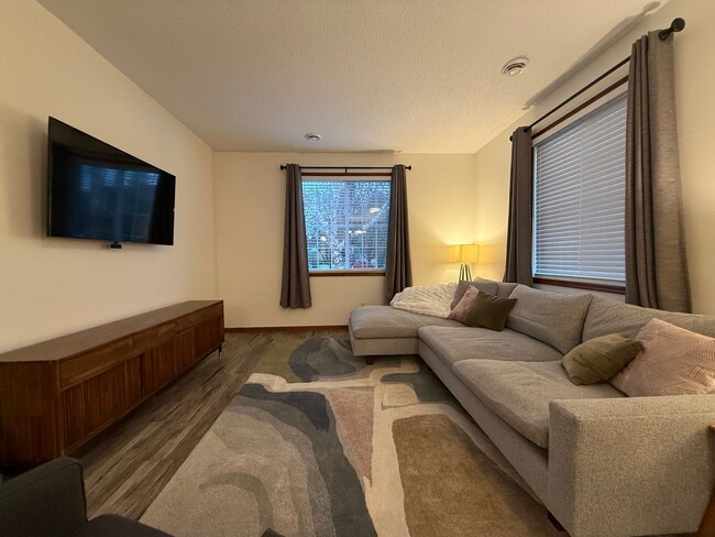 Building Photo - Great 3BR/2BA End Unit Elk River Townhome Available June!