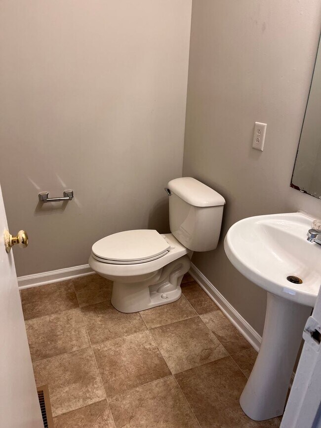 Building Photo - Lovely 3bedroom / 2bath Townhouse near NCSU!
