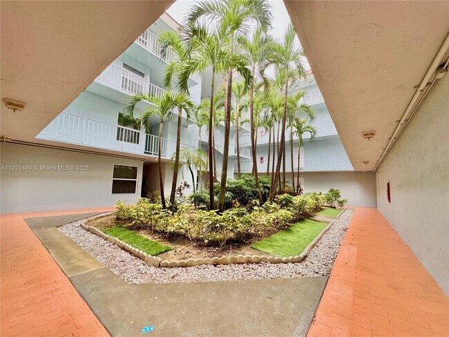 Building Photo - 505 S Pine Island Rd