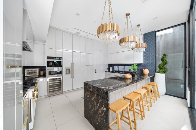 Building Photo - 838 California Ave