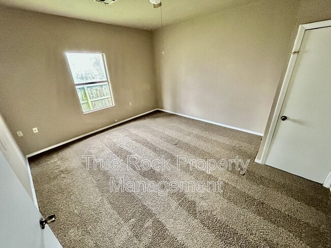 Building Photo - 716 E 9th St