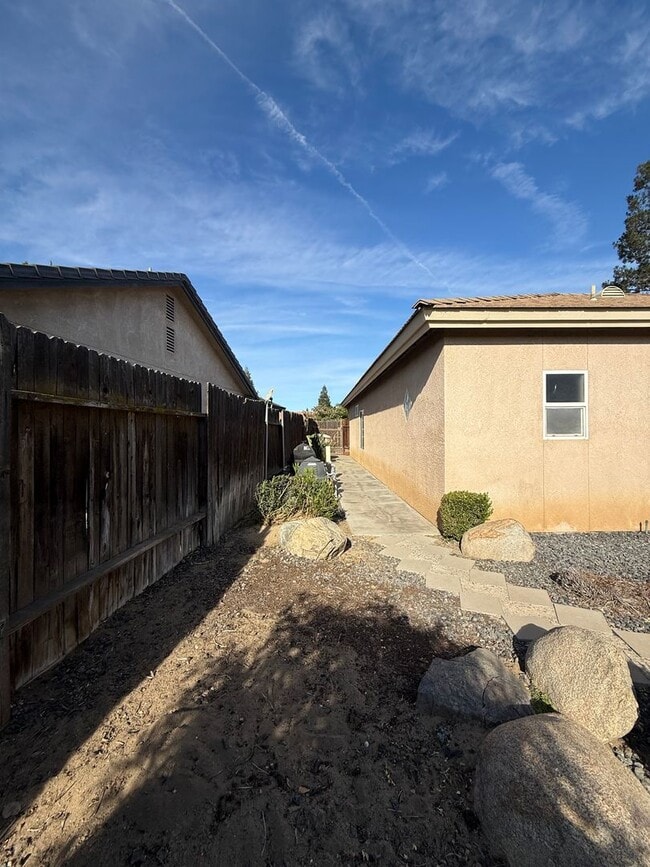 Building Photo - Elegant 3-Bedroom Home in Seven Oaks