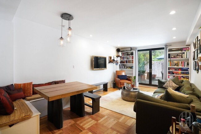 Building Photo - 211 E 18th St