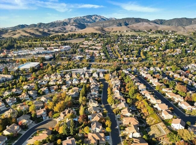 Building Photo - 539 Zenith Ridge Dr