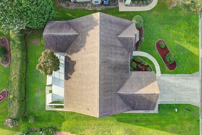 Building Photo - ASHTON GLENN