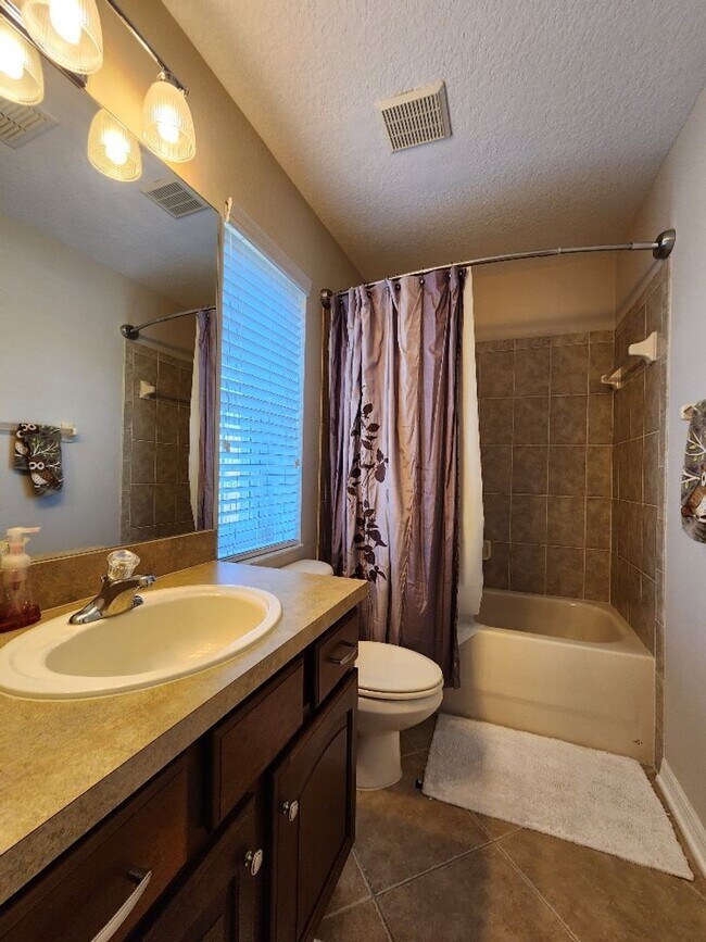 Building Photo - Beautiful 4 Bedroom 4 Bath Home In Ruskin