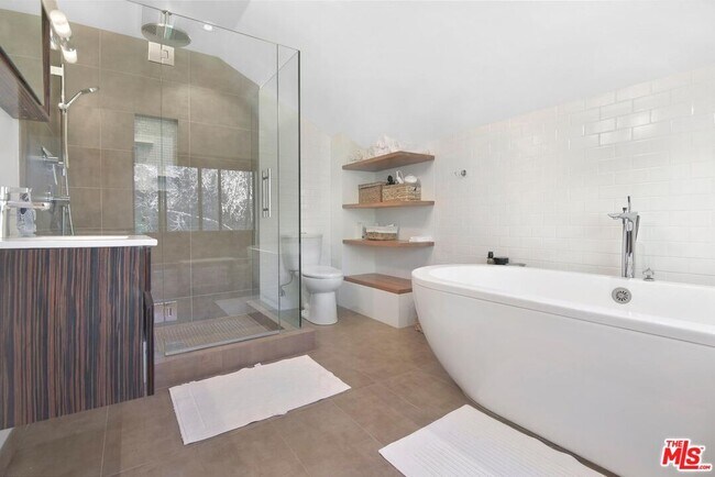 Building Photo - 1441 Bonnell Dr