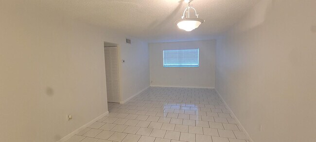 Building Photo - 600 SW 2nd Ave