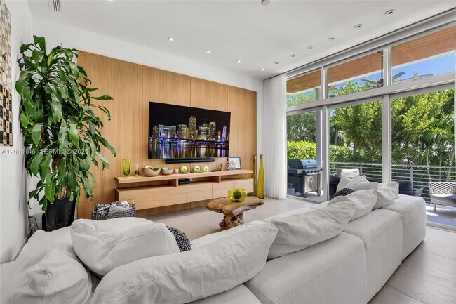 Building Photo - 230 W McIntyre St