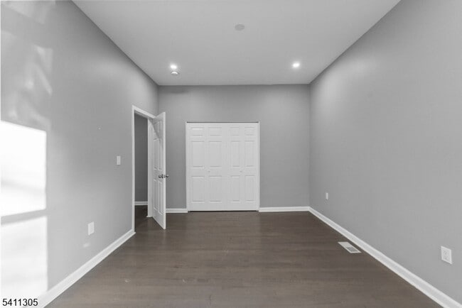 Building Photo - 467-469 Summer Avenue Unit 1