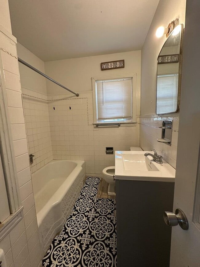 Building Photo - 1600 Crenshaw Dr