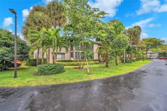 Building Photo - Beautiful Garden Apartment, Move in Condition
