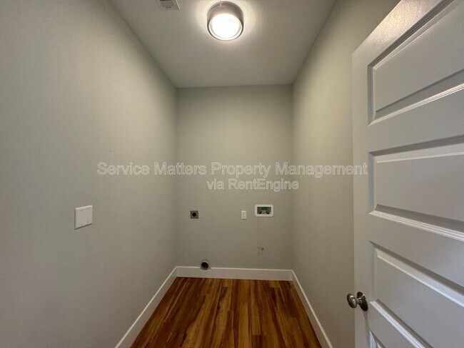 Building Photo - 1416 E Baars St