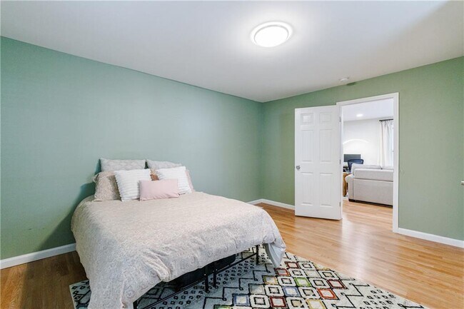 Building Photo - 554 Oak Dr